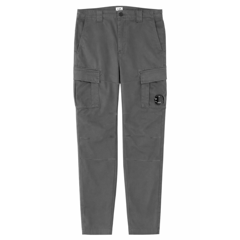 PANTALONE CARGO CON PATCH LOGO