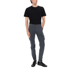 PANTALONE CARGO CON PATCH LOGO