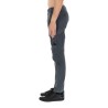 PANTALONE CARGO CON PATCH LOGO