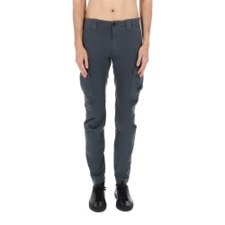 PANTALONE CARGO CON PATCH LOGO