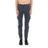PANTALONE CARGO CON PATCH LOGO