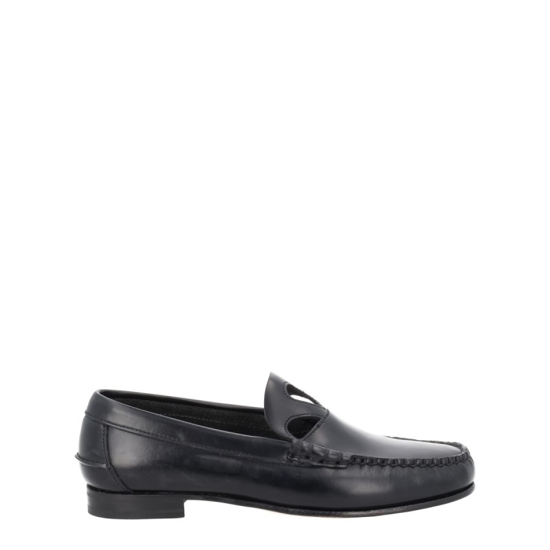 MOCCASIN WITH CUT-OUT DETAIL