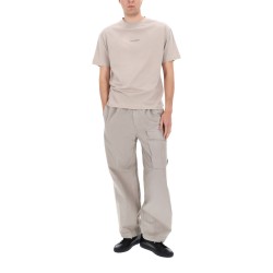 PANTALONE CARGO CON PATCH LOGO