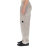 PANTALONE CARGO CON PATCH LOGO