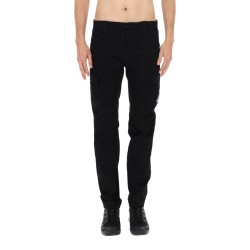 PANTALONE CARGO CON PATCH LOGO