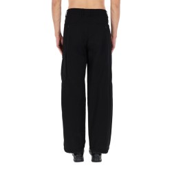 PANTALONE CARGO CON PATCH LOGO