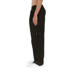 PANTALONE CARGO CON PATCH LOGO