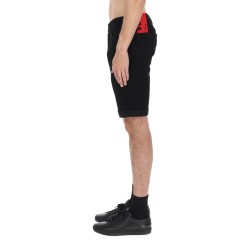 SHORTS CON PATCH LOGO