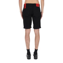SHORTS CON PATCH LOGO