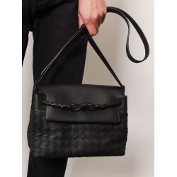 Andiamo leather shoulder bag with Intrecciato pattern