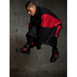 Leather sneakers with iconic logo on the side
