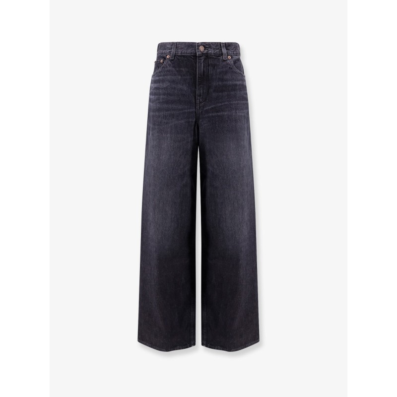 Jeans with iconic leather logo tag