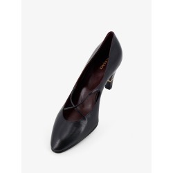 Criss-Cross Medallion leather pumps