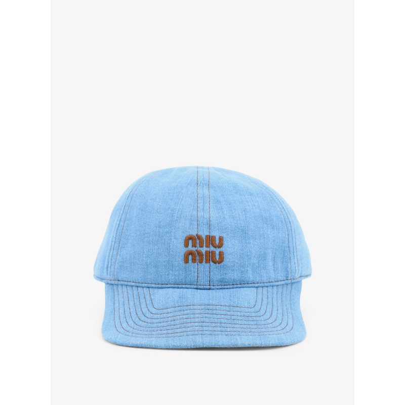 Cotton hat with embroidered logo on the front