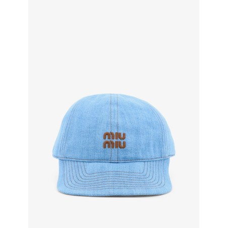 Cotton hat with embroidered logo on the front