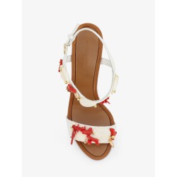 Leather sandals with sea coral details