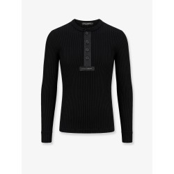 Ribbed cotton sweater with metal logo on the front