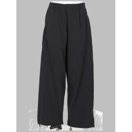 PANTALONE TRUCK CON LOGO TRAFORATO