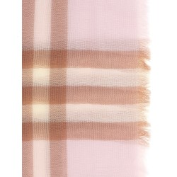 'Giant' scarf