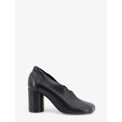 Leather pumps with iconic Atomic toe