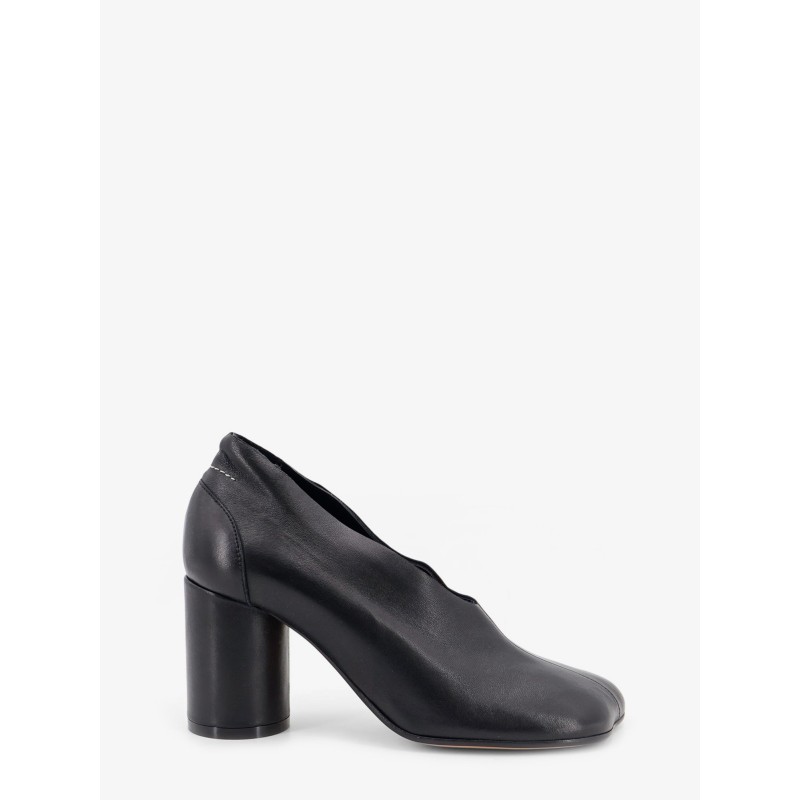 Leather pumps with iconic Atomic toe