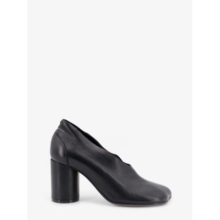 Leather pumps with iconic Atomic toe