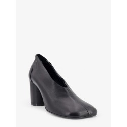 Leather pumps with iconic Atomic toe