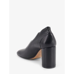 Leather pumps with iconic Atomic toe