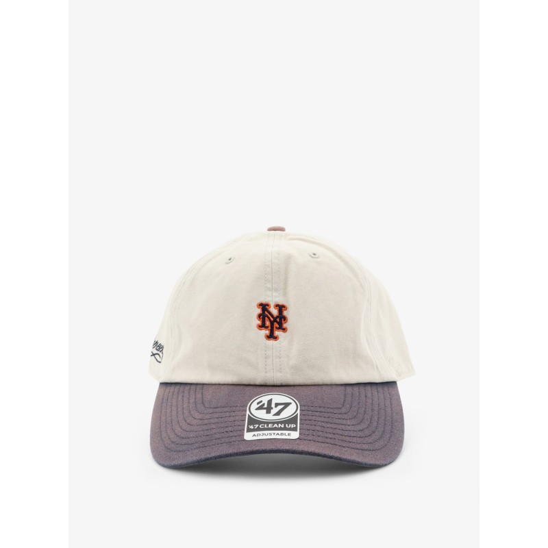 Cotton hat with embroidered logo on the front