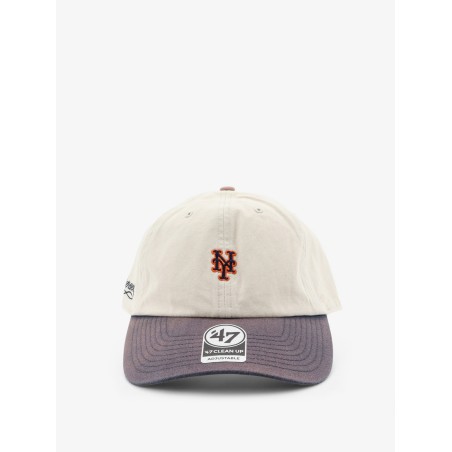 Cotton hat with embroidered logo on the front